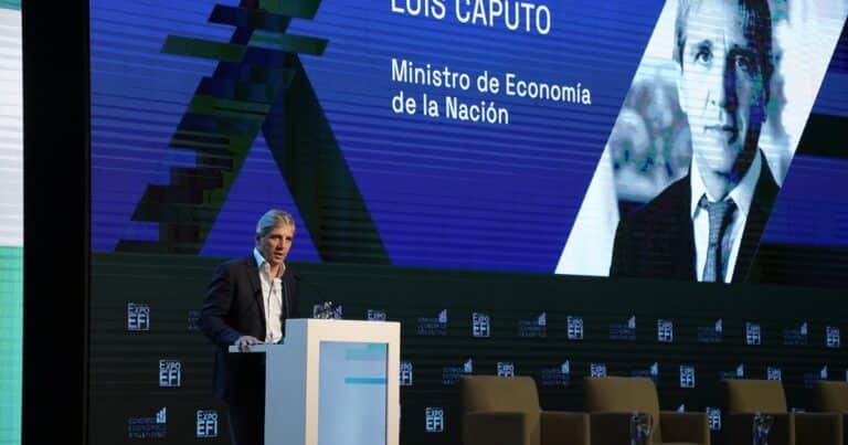 Más dólares en la calle: el Gobierno prepara un plan para incentivar su uso, pero los economistas ven límites