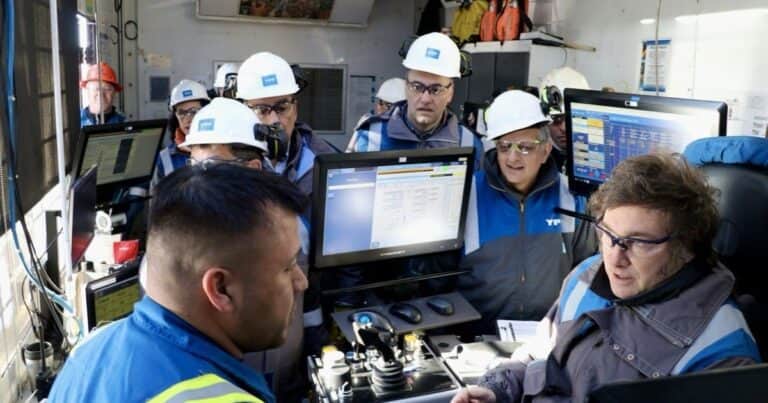 La caída del precio del petróleo enciende luces amarillas y recorta el superávit comercial