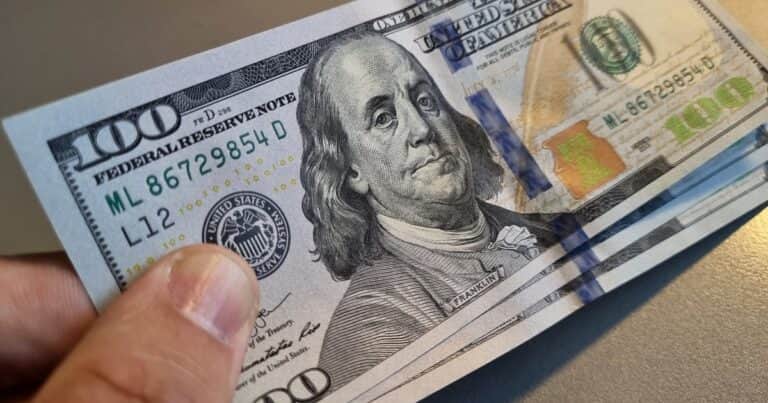 El dólar oficial no afloja: vuelve a subir y ya es más caro que el blue