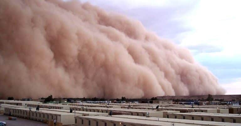 Una gigantesca tormenta de arena se «tragó» una ciudad y generó preocupación