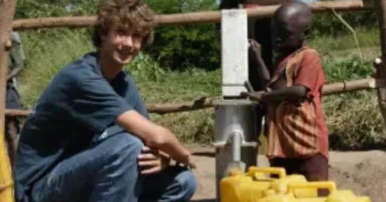 En la escuela aprendió que en África no tenían agua potable, juntó fondos y logró cambiarles la vida