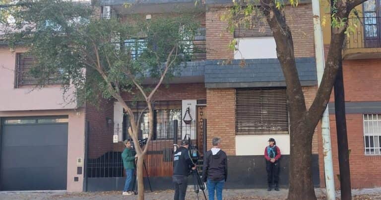 Quién era el jubilado que murió de un infarto durante un robo en su casa en Parque Chacabuco y las sospechas sobre la cuidadora