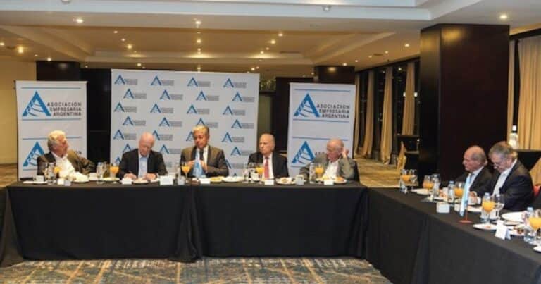 Ante el gobernador neuquino, AEA resaltó el rol del diálogo