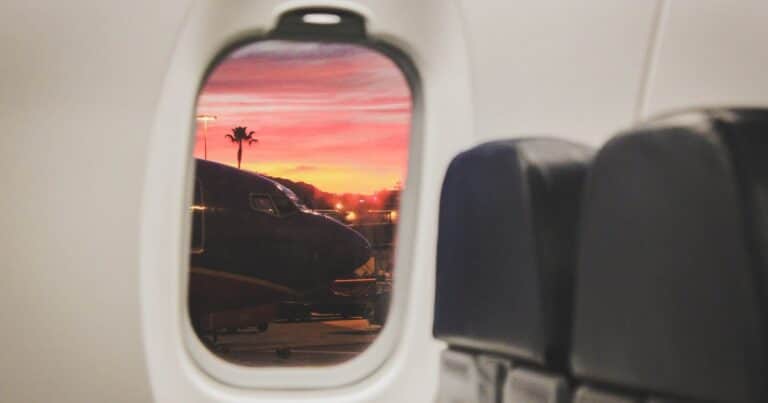 Dormía en un vuelo, se despertó y descubrió que al lado suyo había alguien conocido: «Qué emoción»