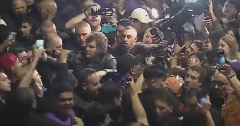 Le robaron el celular a un movilero en medio del acto de cierre de campaña de Adorni