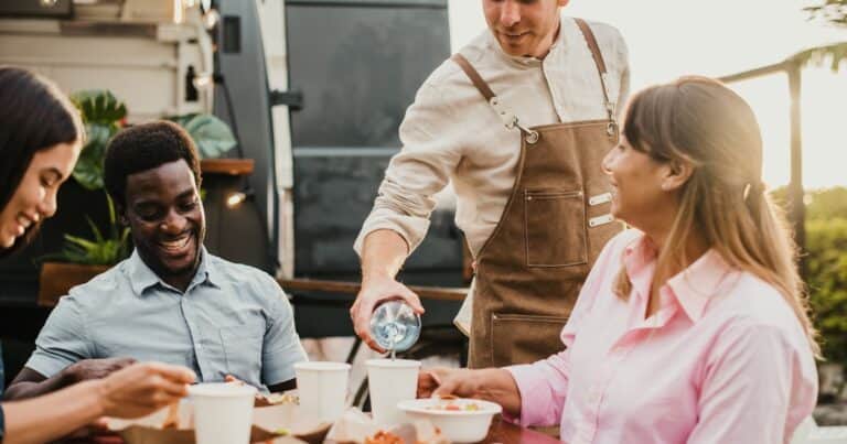 ¿Ayudás al mozo a levantar la mesa en un restaurante?: qué revela la psicología sobre este comportamiento