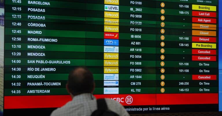 El déficit externo: ya se van más dólares del país por viajes que los que entran por Vaca Muerta