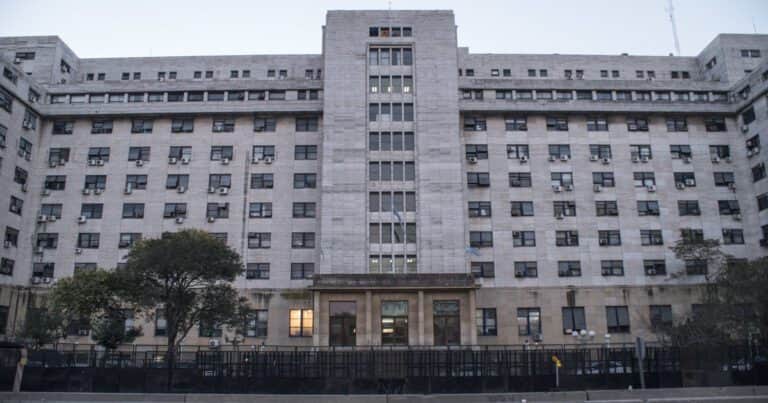 Crisis en la justicia: los tribunales de Comodoro Py están destrozados, sin ascensores y con cables de 1930