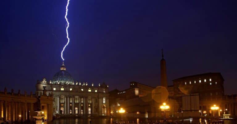 Un rayo sobre la Basílica de San Pedro y una gaviota en la chimenea: las «señales divinas» del último cónclave