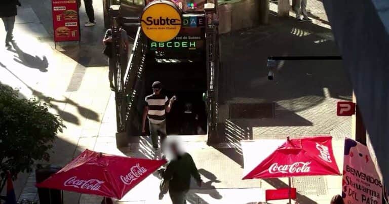 Video: le robaron a una mujer en el microcentro porteño y escaparon con el subte, pero los detuvieron por el seguimiento de cámaras