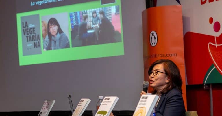 A la distancia, la ganadora del Premio Nobel de Literatura Han Kang participó de la Feria