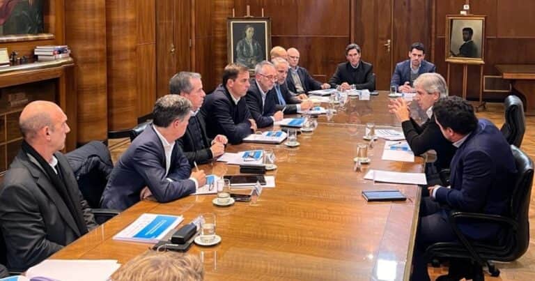 Caputo se reunió con las automotrices un mes después de advertirles por los precios
