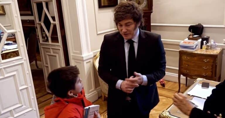 Javier Milei se reencontró con Pedrito en la Casa Rosada: las dos preguntas picantes que le lanzó “el nene libertario”