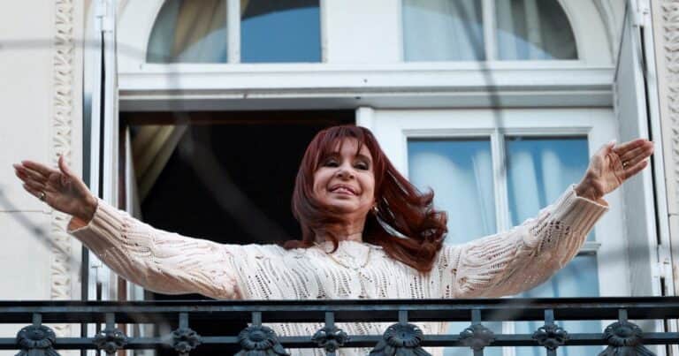 Por la condena, Cristina deja de ser la jefa del PJ, vuelve el fuego amigo contra Kicillof y lanzan un «plan de acción»