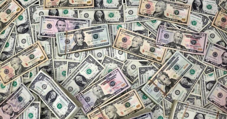 El tipo de cambio quieto, las empresas se animan a tomar más créditos en dólares