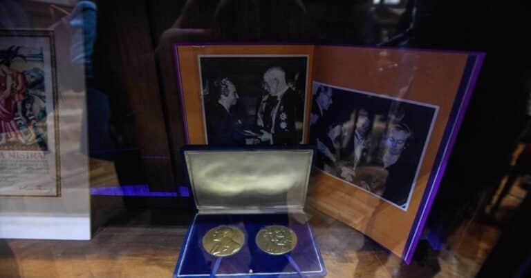 La Biblioteca Nacional de Chile custodia una «cápsula del tiempo» con manuscritos de Gabriela Mistral
