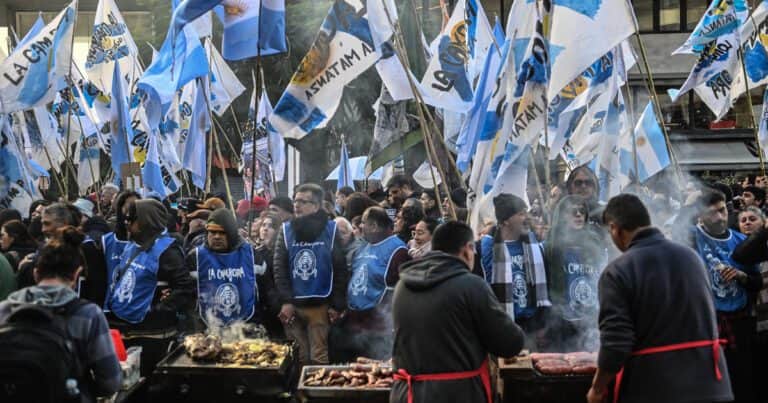 La Cámpora y Grabois animaron la marcha de apoyo a Cristina ante la ausencia de la CGT
