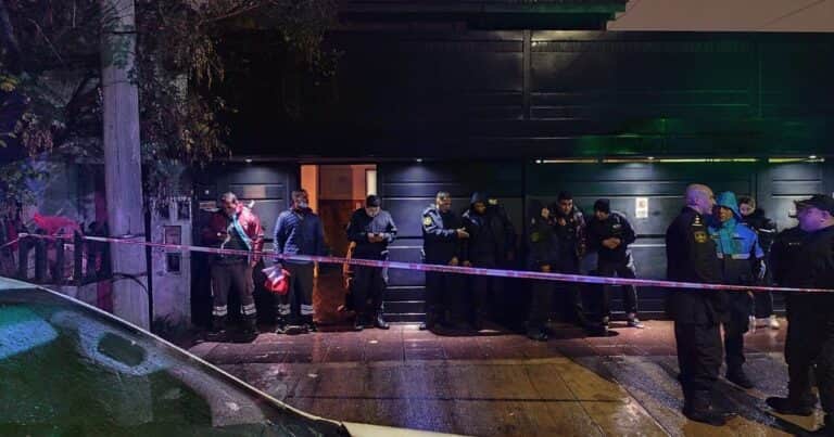 Tragedia familiar en Lanús: un joven con presuntos problemas psiquiátricos baleó y apuñaló a su madre y mató a la pareja de la mujer