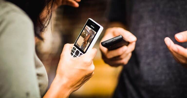 Teléfonos fantasma: qué hay detrás del inesperado auge de los celulares viejos, sin apps ni pantalla táctil