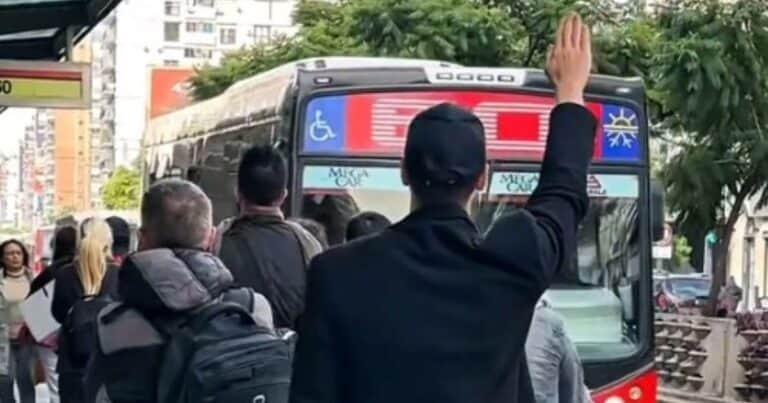 Un extranjero se sorprendió por cómo los argentinos paran el colectivo y en redes no tuvieron piedad