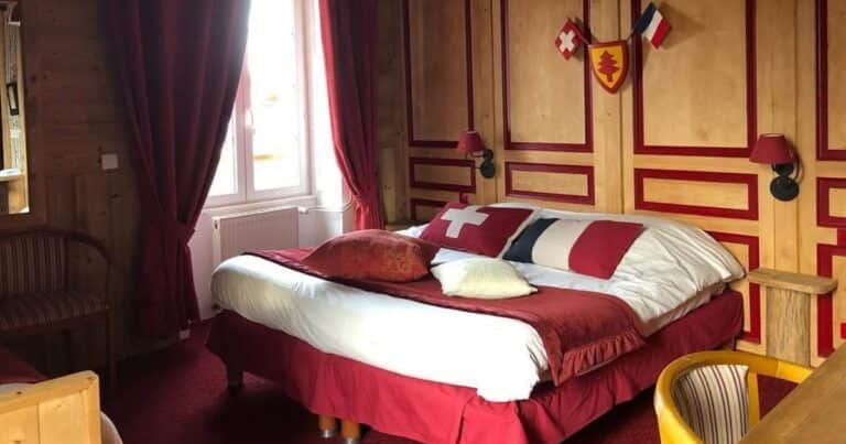 La historia del hotel en el que se pueden visitar dos países sin salir del edificio