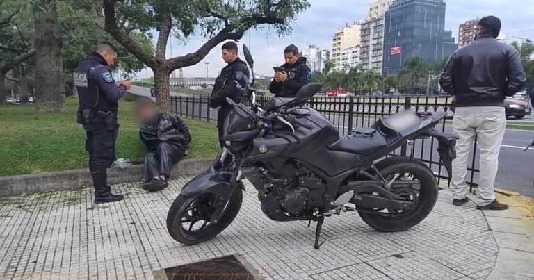 Detuvieron a un motochorro australiano en Constitución: se fugaba de un robo en plena 9 de Julio