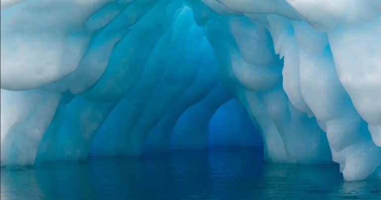 Detectan misteriosas señales de radio provenientes de debajo del hielo de la Antártida: “No lo comprendemos”