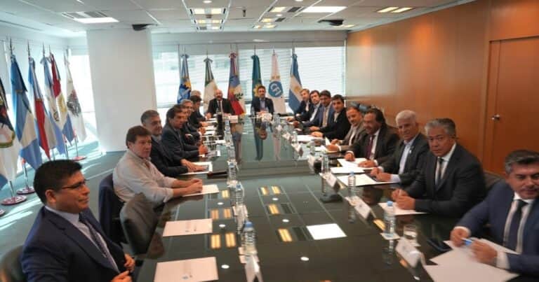 Preocupados por la caída en la recaudación y la falta de obras, casi todos los gobernadores dijeron presente en una reunión para marcarle la cancha al Gobierno