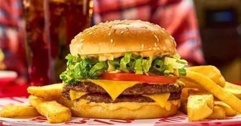 Una popular cadena de hamburguesas de Estados Unidos cerrará 70 sucursales por la crisis: ¿otra posible quiebra?