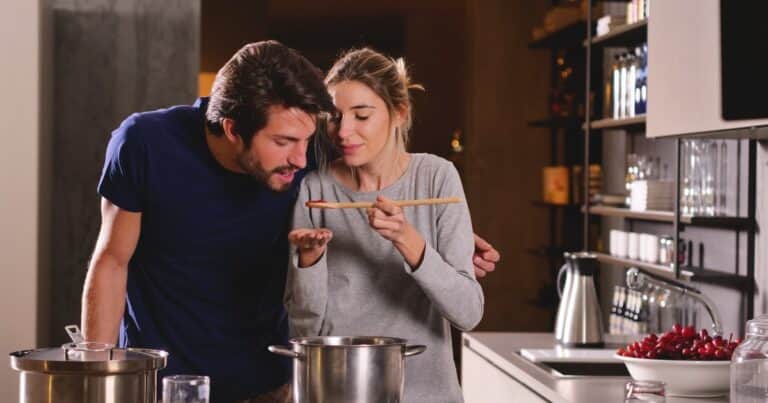 Qué dice la forma de comer en pareja sobre su intimidad, según la psicología