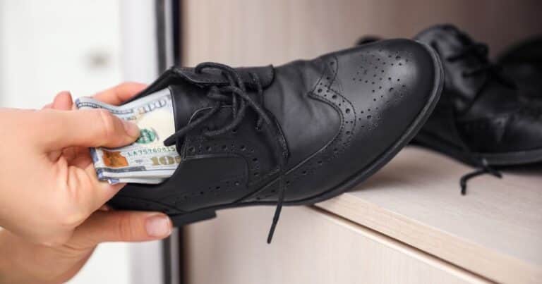 El ritual del billete en el zapato derecho que hay que hacer este 6/6 para atraer dinero y prosperidad