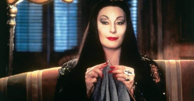 Anjelica Huston, la mítica Morticia, a los 73 años: los golpes a Jack Nicholson, el cáncer que ocultó y la mayor lección de vida