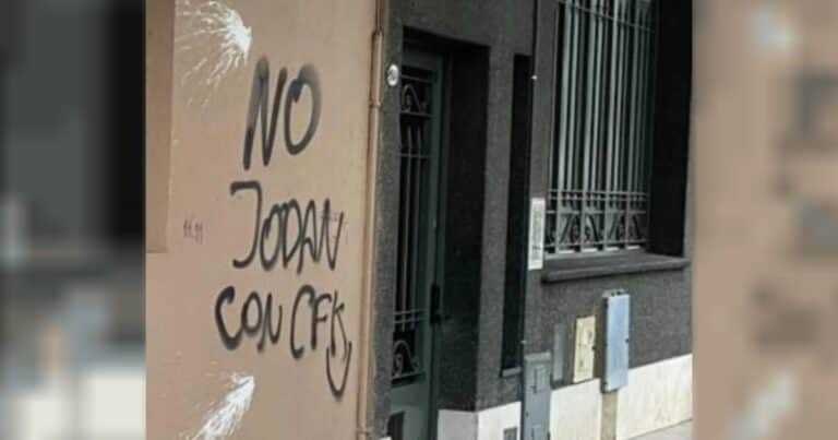 Otro ataque a la libertad de prensa: vandalizaron la sede de Radio Rivadavia con pintadas a favor de Cristina Kirchner