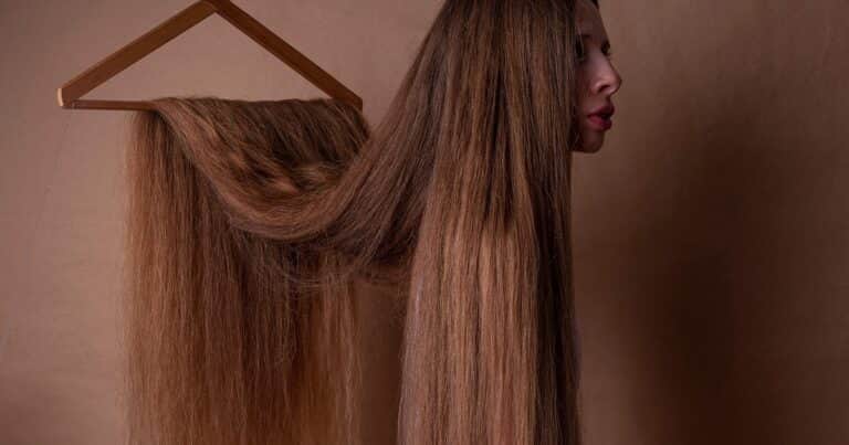 «Las Pelilargas»: Irina Werning exhibe 20 años de fotos sobre el simbolismo del pelo largo en comunidades ancestrales