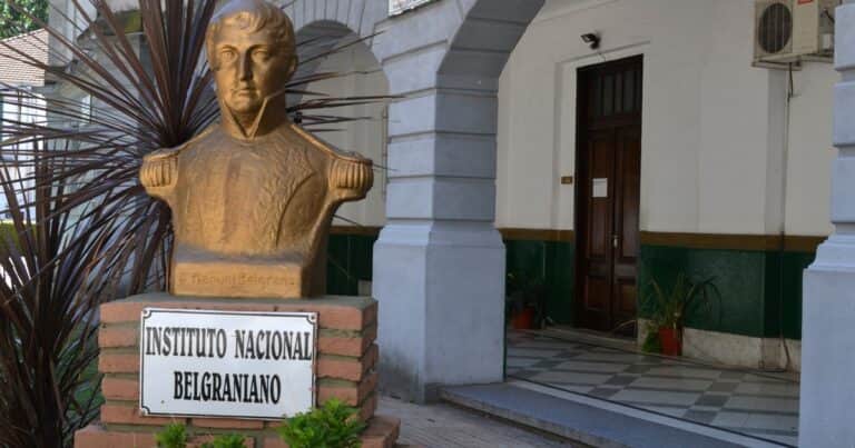 Petitorios, asociaciones civiles y mitines patrióticos para remediar la motosierra en los institutos de historia