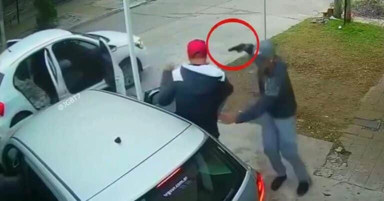 Un grupo de ladrones trató de robar un auto en La Tablada, pero no lo pudo arrancar y se escapó con tres empanadas