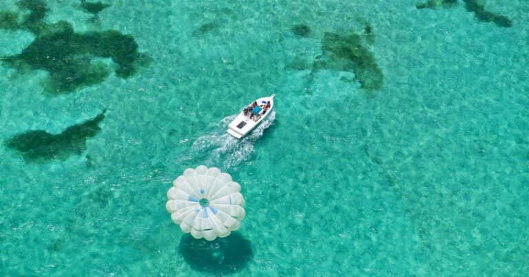 ¿Qué tan peligroso es hacer parasailing? La muerte de una joven de 19 años genera preguntas sobre la actividad