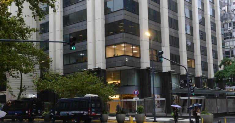 Israel cierra su embajada en Argentina y refuerzan la vigilancia en la AMIA, colegios e instituciones de la comunidad