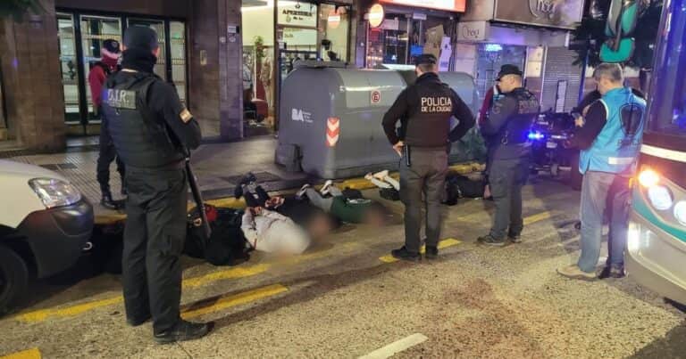 Cayó una banda de pungas con un frondoso prontuario que robaba celulares en colectivos en Recoleta
