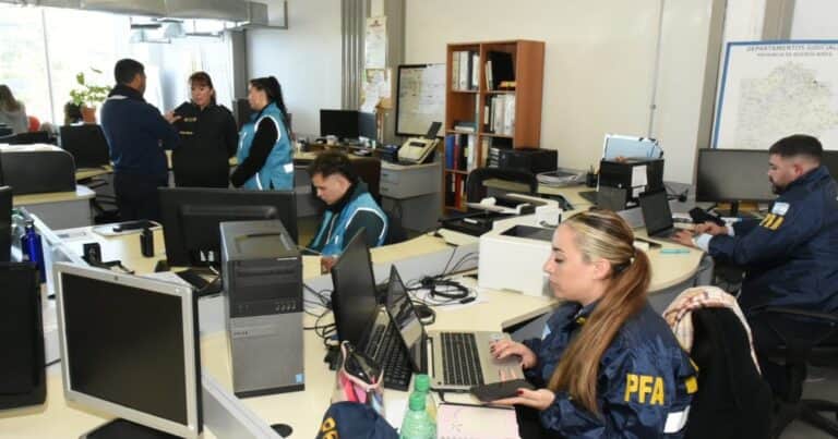 Rescatan a 10 chicos víctimas de pedofilia en el operativo más grande contra la pornografía infantil en el país