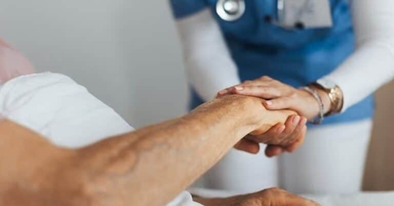 El sonido que emiten las personas horas antes de morir, según un médico experto