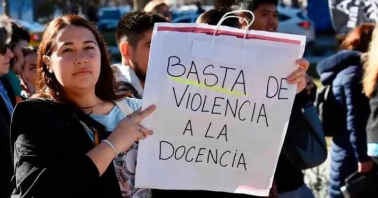 Violencia escolar: imputan a una mujer que agarró a trompadas a la directora y docentes de un colegio de Neuquén por retar a su hija