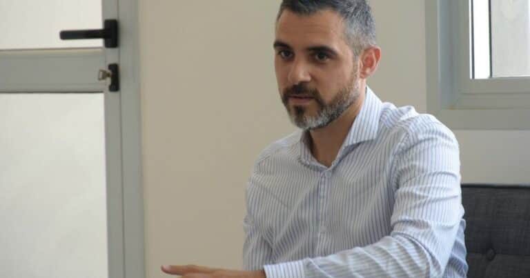 «No vamos a perseguir a nadie por un canuto»: la Provincia admite que hay negociaciones para sumarse al blanqueo de dólares del colchón, pero pone una condición