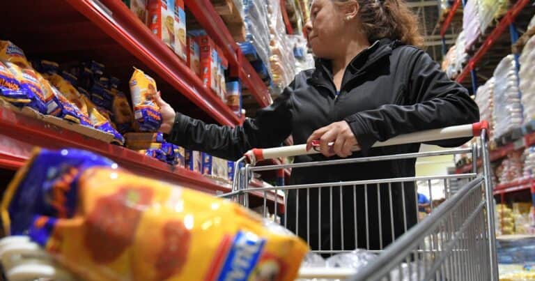 Canasta básica: una familia necesitó en mayo 1.110.624 pesos para no ser pobre, según el INDEC