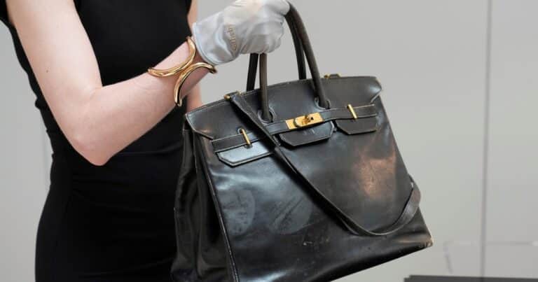 Revelan la identidad del comprador de la Birkin original, la cartera más cara de la historia