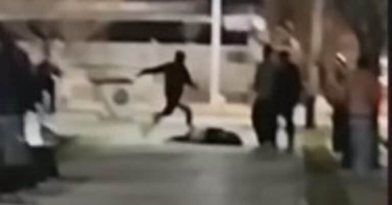 Un joven cae noqueado en una pelea callejera en Mendoza y en el piso otro lo patea en la cabeza: el atacante era policía