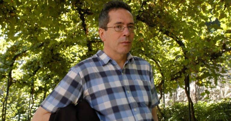 «El mal de Aira»: La novela que parodia y celebra a César Aira, el eterno candidato al Nobel