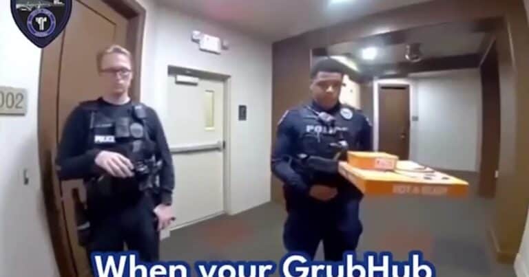 El video de dos policías entregando una pizza tras arrestar al conductor de la aplicación que la llevaba: «Todavía debería estar caliente»