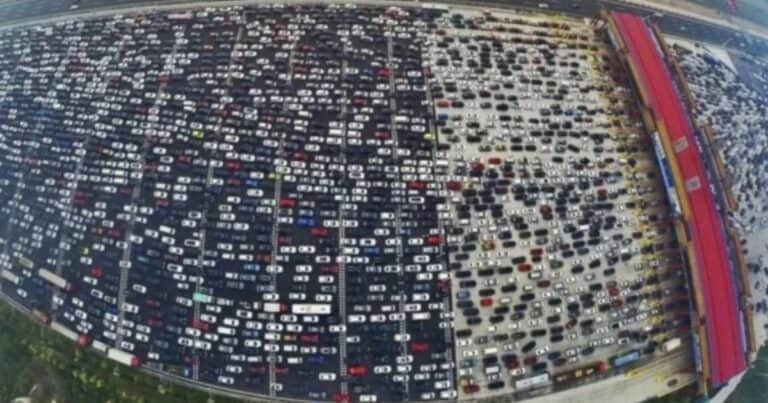 El embotellamiento de tráfico más largo de la historia: duró 12 días y se extendió por 100 km