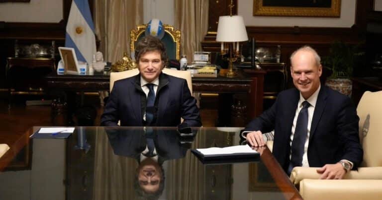 «Pesos voladores»: las acusaciones y pases de facturas entre Caputo y los bancos que tuvieron en vilo al mercado